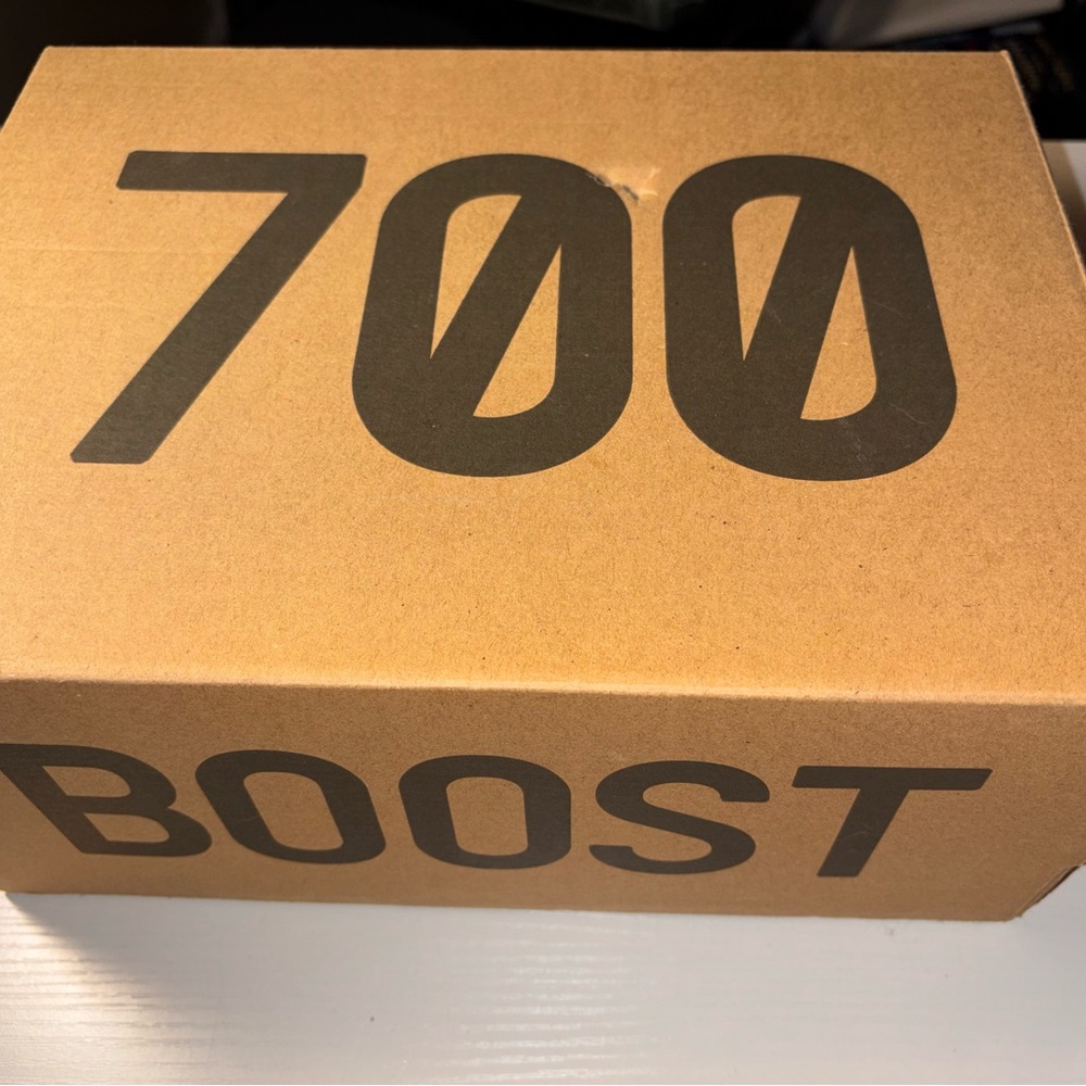 YZY 700 B00ST